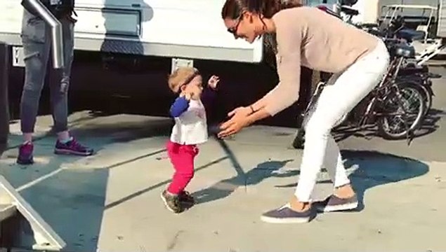 Daniela Ruah mostra os primeiros passos da filha