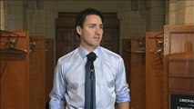 Trudeau não contém lágrimas ao falar de morte de cantor canadiano