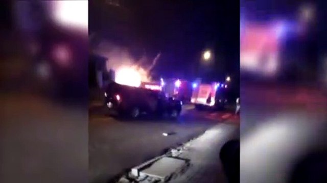 Vídeo mostra trabalho dos bombeiros em incêndio em casa de madeira no XIV de Novembro