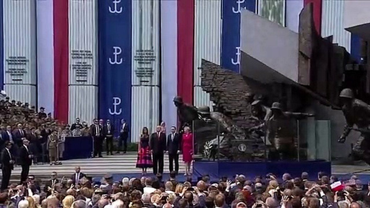 'Pendurado'. Primeira-dama da Polónia deixa Trump de mão estendida