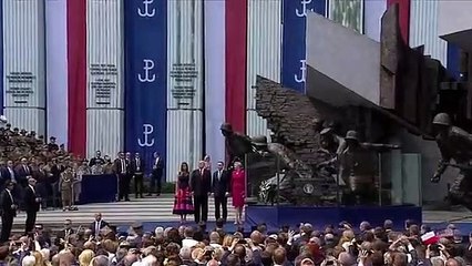 'Pendurado'. Primeira-dama da Polónia deixa Trump de mão estendida