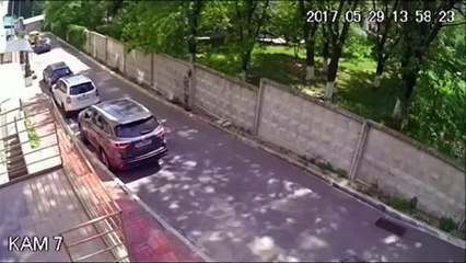 O momento em que um tubo de água explode em Kiev