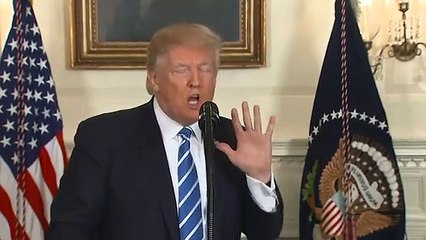 Donald Trump é criticado por... beber água