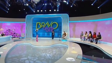 Apresentadora mostra demais devido a aranha debaixo do vestido