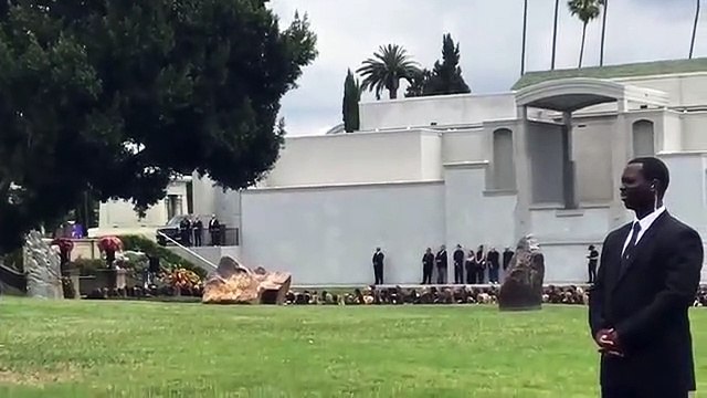 Chester canta hallelujah no funeral de Chris Cornell