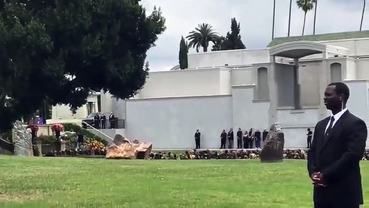 Chester canta  hallelujah no funeral de Chris Cornell