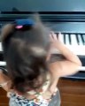 Com apenas um ano, filha de Deborah Secco encanta a tocar piano