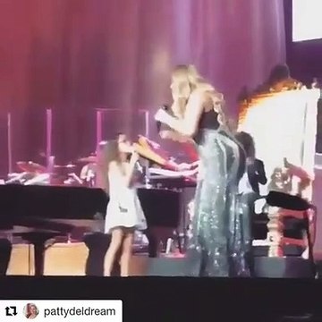 Mariah Carey proporciona momento ternurento e canta com a filha