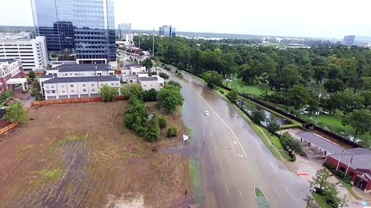Drone mostra imagens aéreas de Houston após pas...