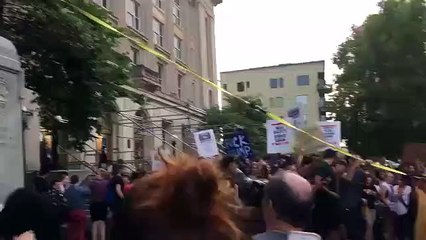 Manifestantes derrubam estátua da Confederação nos EUA