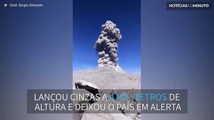 Vulcão Sabancaya no Peru entra em erupção