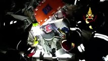 Bombeiros resgatam criança após sismo em Itália