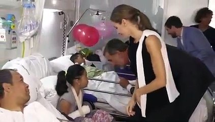 Reis de Espanha visitam vítimas dos atentados