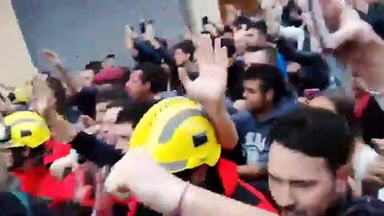 Catalunha: Bombeiros defendem população de carga policial