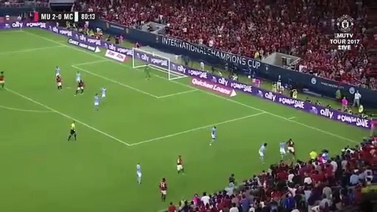 Pogba troca os olhos a Fernandinho
