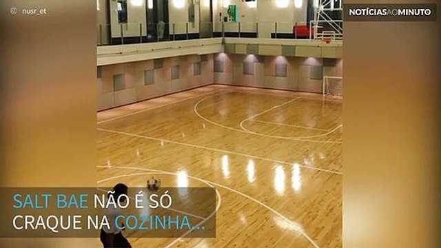 Salt Bae faz cesta com os pés do outro lado da quadra de basquete