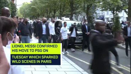 Скачать видео: Excited PSG fans welcome Lionel Messi to the Parc des Princes