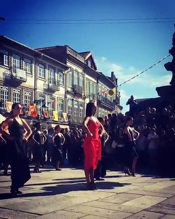 Vídeo: Rita Pereira e Kelly Bailey mostram dotes para a dança na rua2