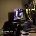 Adepto do Fenerbahçe parte televisão ao soco