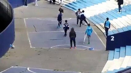 Menino com uma perna marca golo