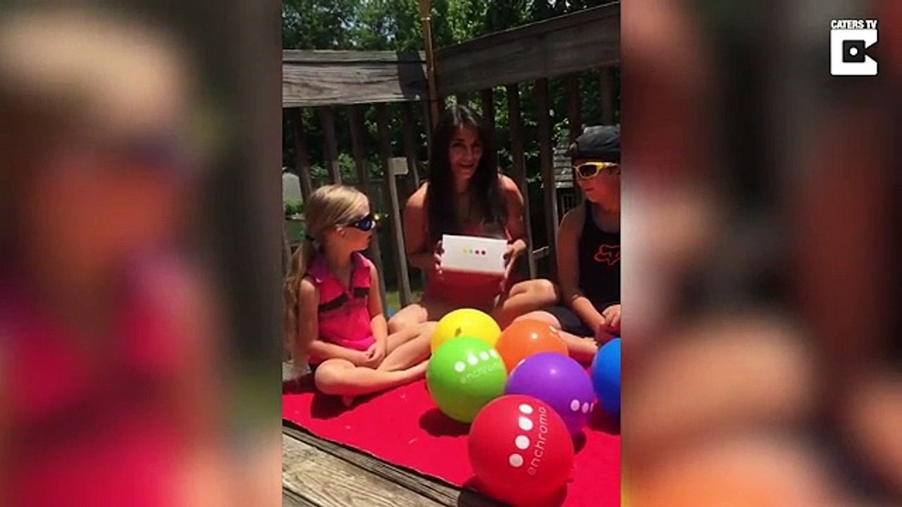 Mulher com cegueira das cores vê cor dos olhos da filha pela primeira vez