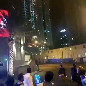 Incêndio deflagra em arranha-céus no Dubai