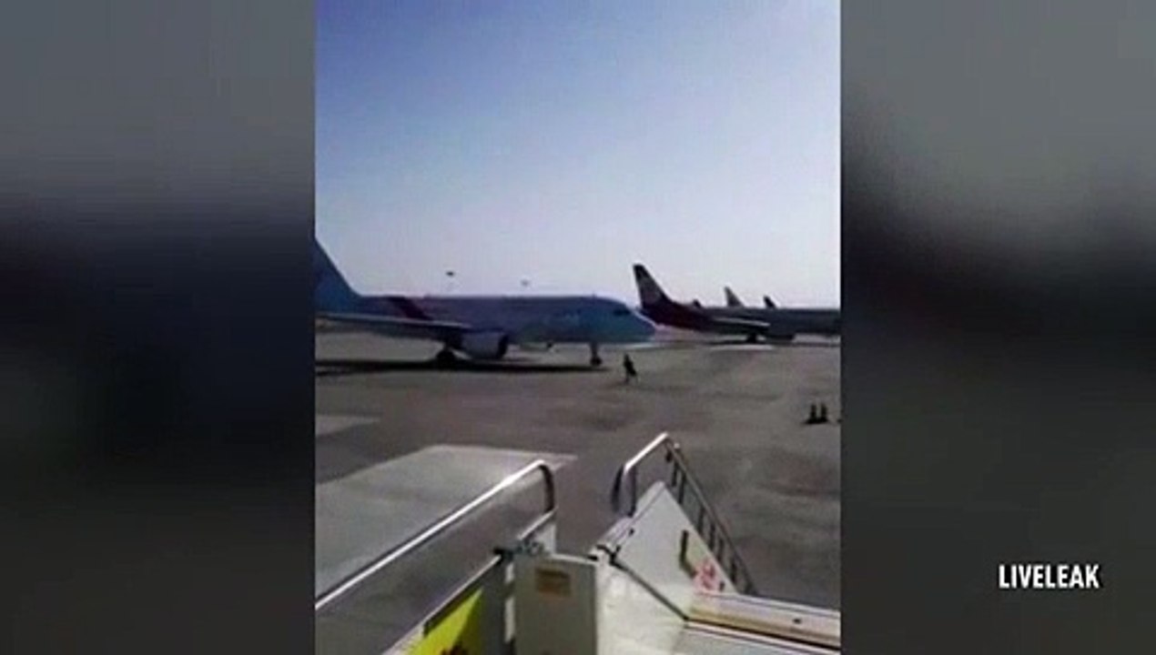 Errou e em desespero tentou parar o avião com as mãos