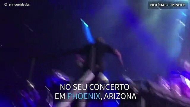 Enrique Iglesias leva fãs à loucura em concerto no Arizona