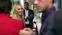Veja o estranho abraço entre Jennifer Lawrence e Emma Stone