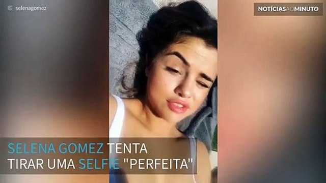 Quando Selena Gomez tenta tirar uma selfie, mas não consegue