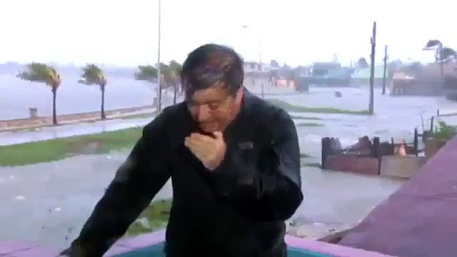 Durante direto, jornalista passa por dificuldades por causa de Irma