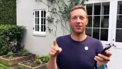 Vocalista dos Coldplay canta (e dança) e novo tema de Shakira