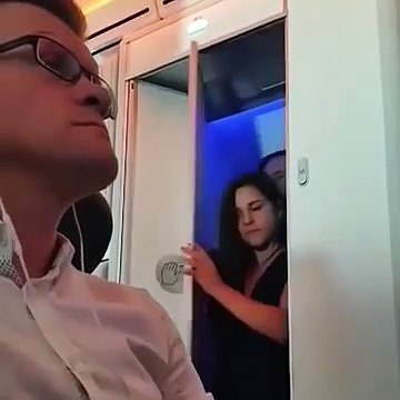Foram apanhados na casa de banho de avião. Passageiros não perdoaram