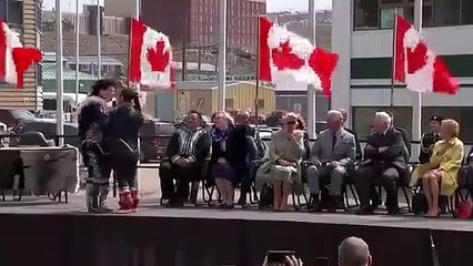 Camilla e Carlos não contêm o riso a ouvir canto tradicional do Canadá