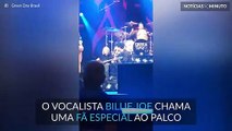 Green Day chama um fã especial para o palco