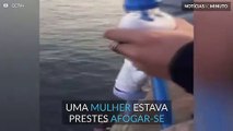 Homem salta de paredão para salvar uma mulher de se afogar