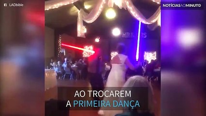 Recém-casados trocam a primeira dança por batalha de lightsaber!
