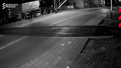 Carro quase colhido por comboio na Polónia