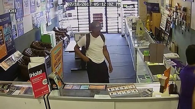 Proprietários de loja lutam contra assaltantes armados
