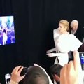 Céline Dion diverte-se ao som de Cher nos bastidores dos Billboard