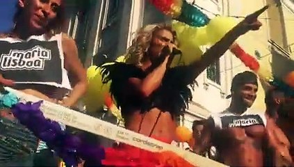 Carlos Costa entre as muitas pessoas na marcha LGBT em Lisboa