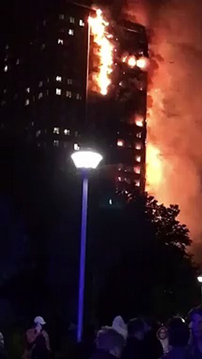 Incêndio de grande dimensão atinge edifício de 27 andares em Londres