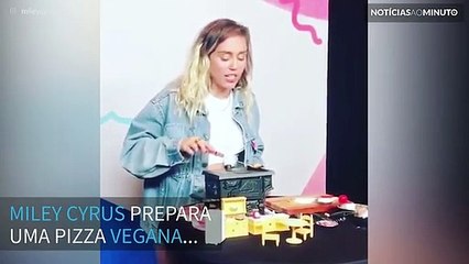 Miley Cyrus prepara uma pizza vegana...em miniatura!