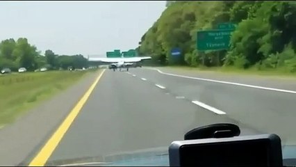 Avião aterra numa estrada