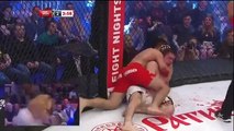 Mãe de lutador de MMA entra no ringue e esbofeteia o filho