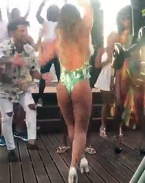 Luciana Abreu mostra como se abana o ‘bum bum’