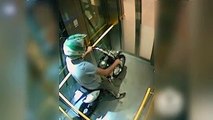 Jovem rouba moto e faz burnout no elevador, mas livra-se do fumo a tempo