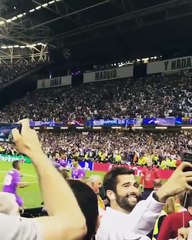 Marcelo festeja com o filho nas bancadas