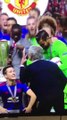 José Mourinho diz aos jogadores para festejarem com três dedos levantados