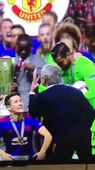 José Mourinho diz aos jogadores para festejarem com três dedos levantados